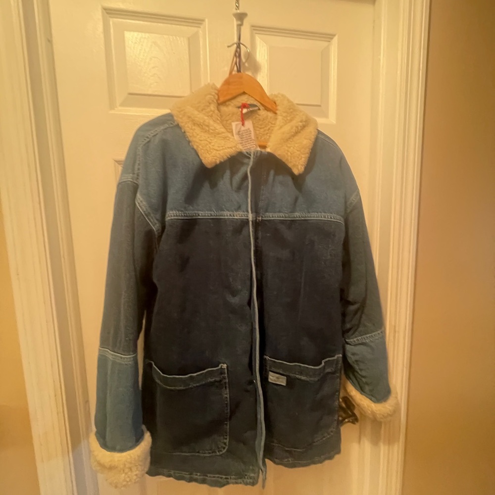 BDG denim Sherpa lined/collar/cuff jacket. Size L. New with Tags. Warm and cozy.